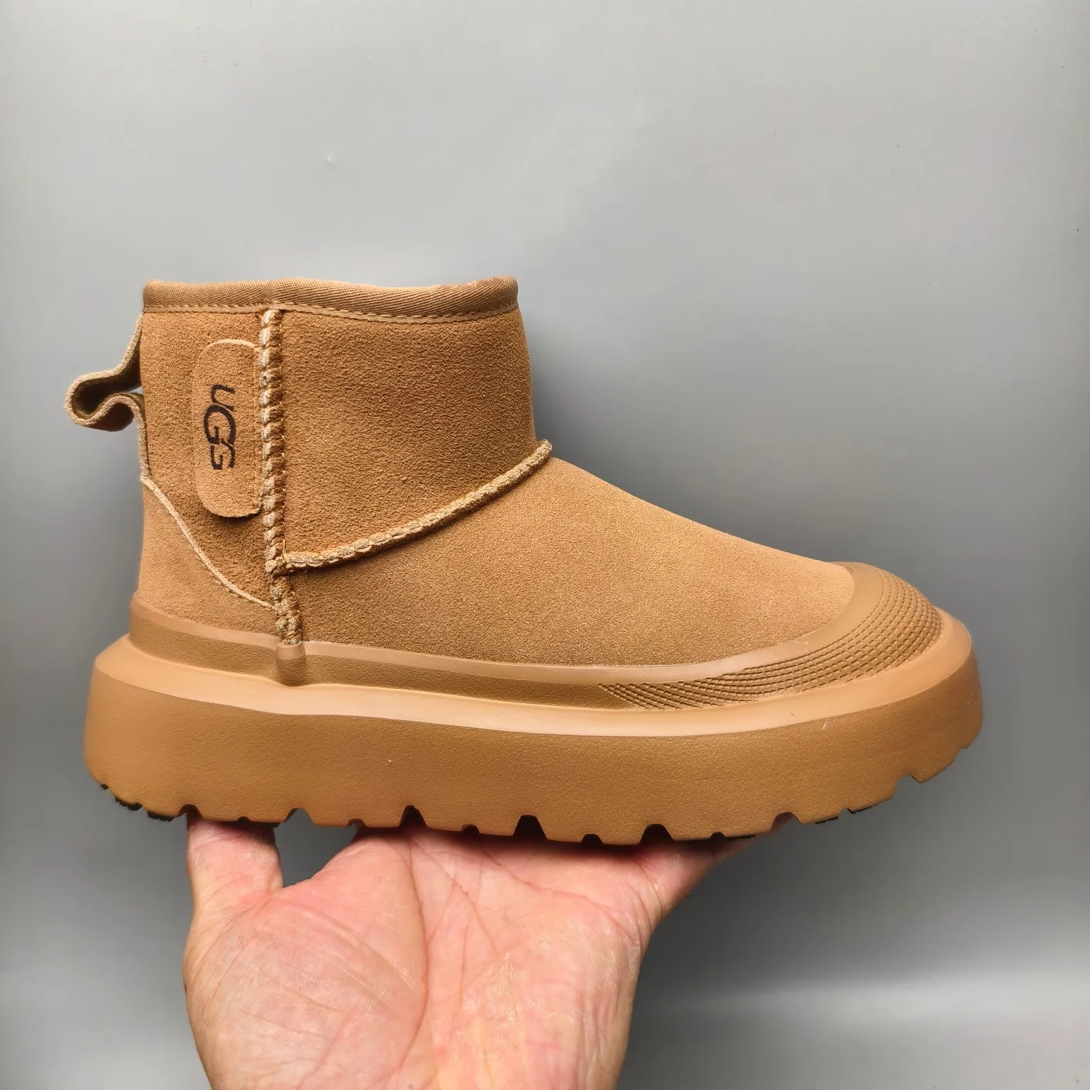 💰560 UGG sheepskin all-in-one snow boots 8354 classic waterproof rubber sole color: white maroon matching size: 35-40